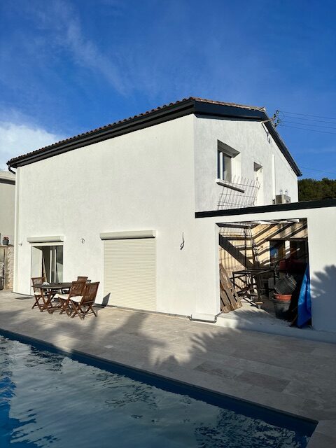Maison avec façade rénovée en enduit blanc après ravalement