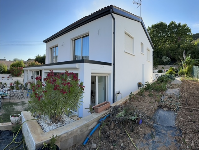 Maison individuelle avec façade blanche neuve après ravalement