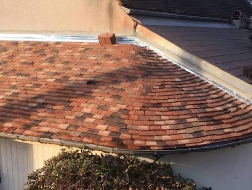 Croupe de toiture rénovée en tuiles plates de Bourgogne avec zinguerie neuve