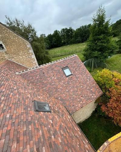 Toiture en tuiles plates de Bourgogne terminée, vue plongeante sur les versants